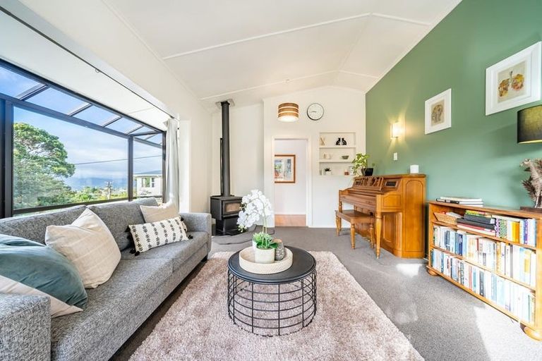 Photo of property in 54 Poto Road, Normandale, Lower Hutt, 5010