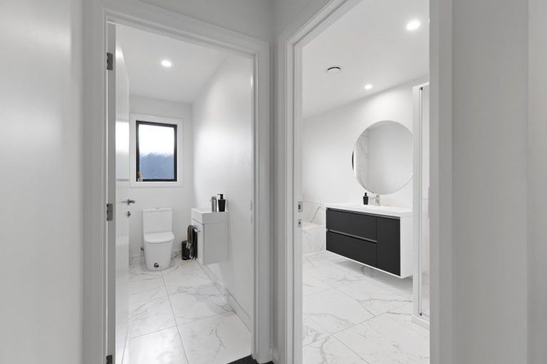 Photo of property in 2 Corsica Court, Fitzherbert, Palmerston North, 4410