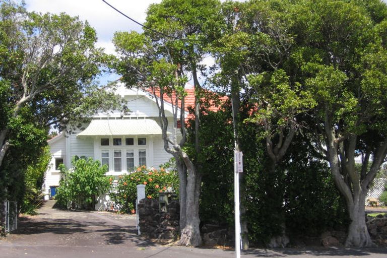 Photo of property in 121 Calliope Road, Stanley Point, Auckland, 0624