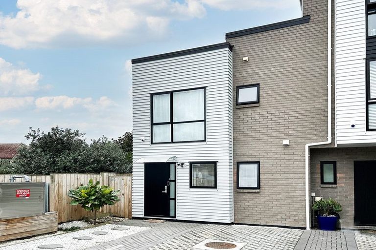 Photo of property in 5 Waru Lane, Te Atatu Peninsula, Auckland, 0610