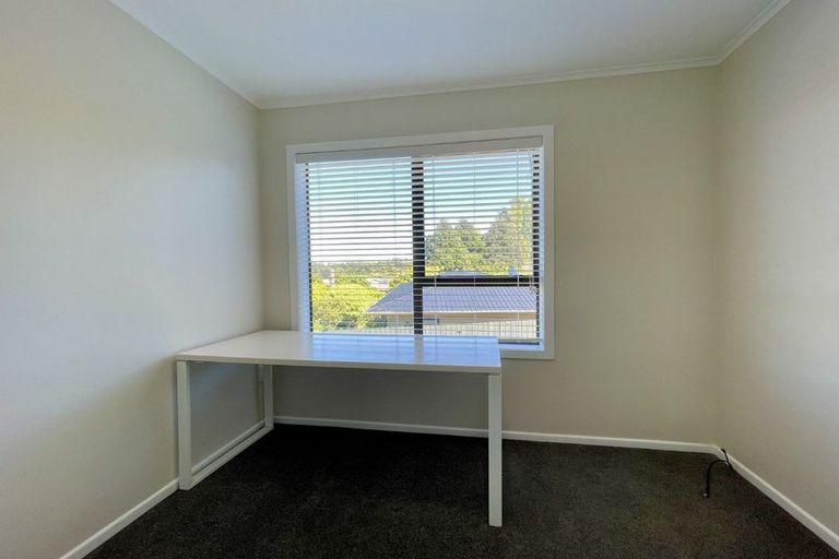 Photo of property in 2/5 Howard Road, Northcote, Auckland, 0627