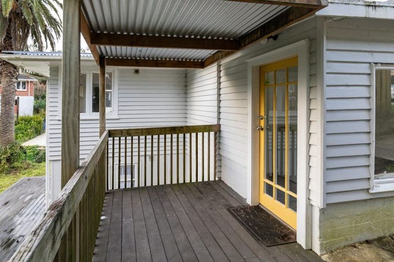 Photo of property in 17 Hutchinson Avenue, New Lynn, Auckland, 0600