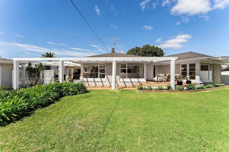 Photo of property in 33 Covil Avenue, Te Atatu South, Auckland, 0610