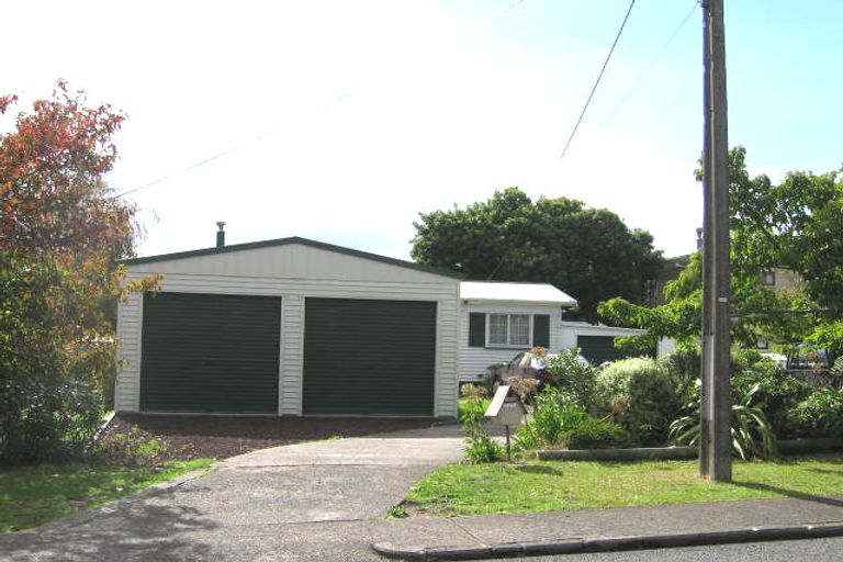 Photo of property in 88 Royal View Road, Te Atatu South, Auckland, 0610