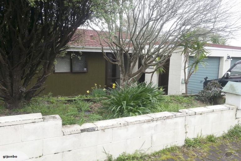 Photo of property in 57 Cron Avenue, Te Atatu South, Auckland, 0610