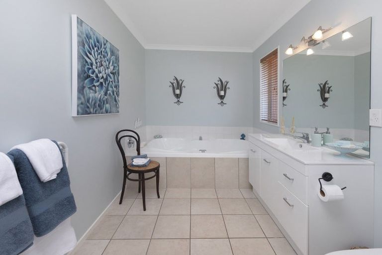 Photo of property in 10 Willowview Drive, Redwood, Christchurch, 8051