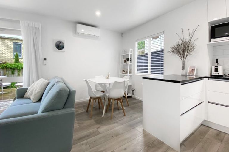 Photo of property in 2/49 Fields Parade, Oteha, Auckland, 0632