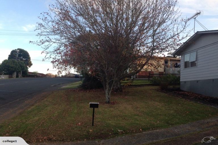 Photo of property in 31 Waimumu Road, Massey, Auckland, 0614