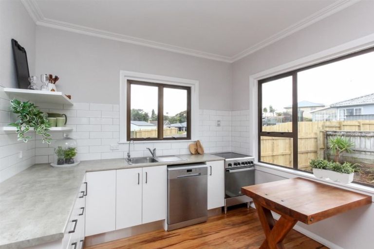 Photo of property in 21 Queens Road, Glen Avon, New Plymouth, 4312