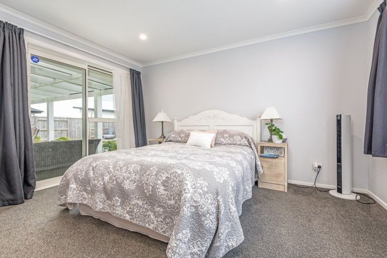 Photo of property in 96 Johnstone Drive, Fitzherbert, Palmerston North, 4410