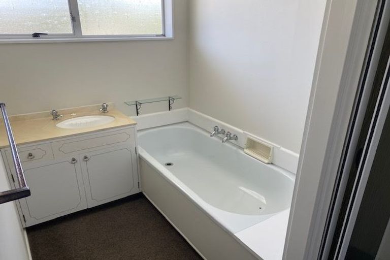 Photo of property in 16a Broadfell Avenue, Avonhead, Christchurch, 8042