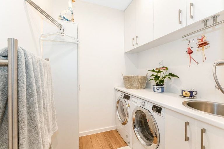 Photo of property in Rona House, 33 Rimu Street, Eastbourne, Lower Hutt, 5013