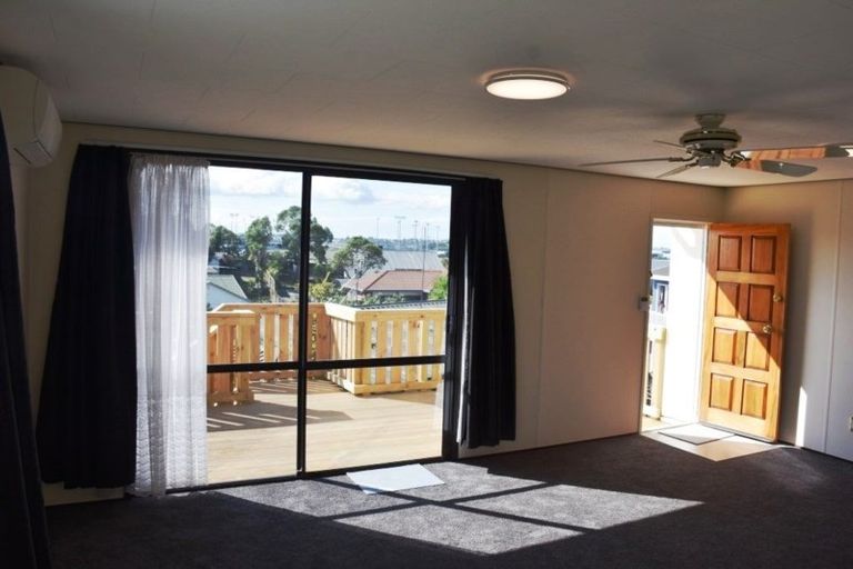 Photo of property in 2/2 Grenadine Place, Unsworth Heights, Auckland, 0632