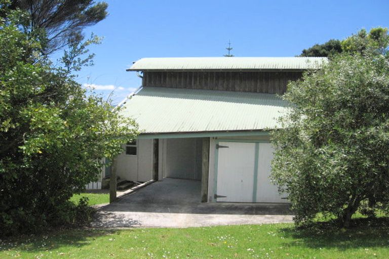 Photo of property in 12 Heretaunga Crescent, Cable Bay, 0420