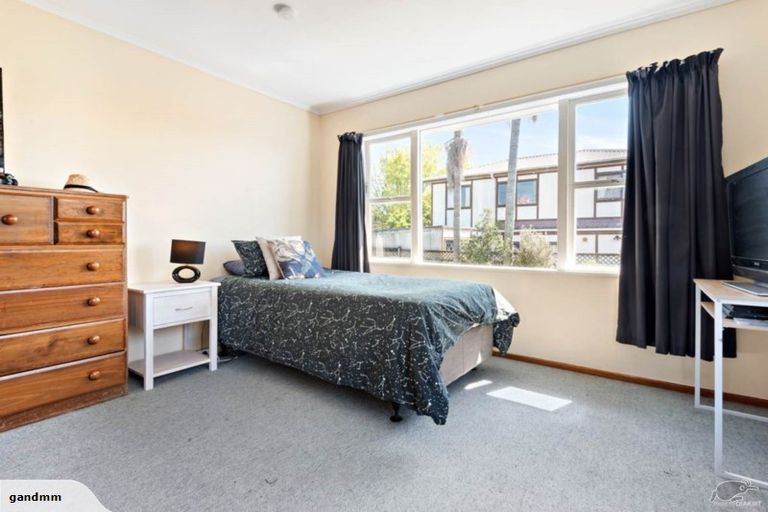 Photo of property in 90 Gloria Avenue, Te Atatu Peninsula, Auckland, 0610