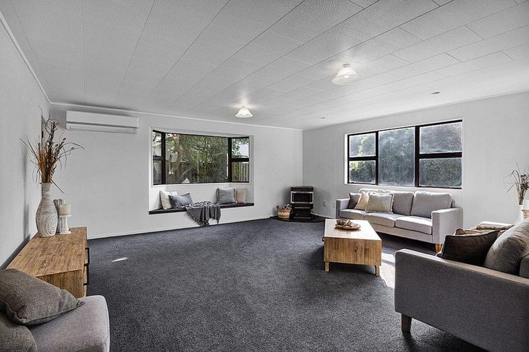 Photo of property in 11 Finer Place, Hawera, 4610