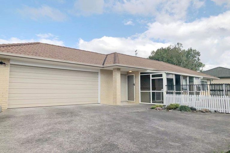 Photo of property in 43 Carisbrook Crescent, Papakura, 2110