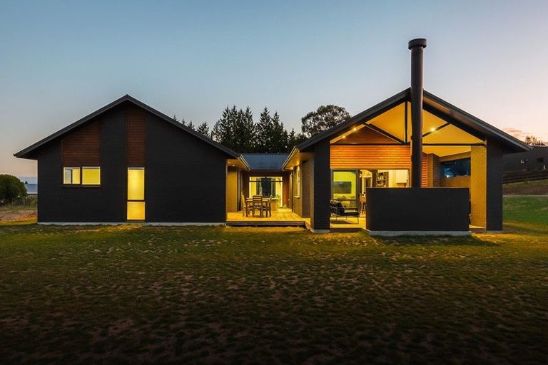 Photo of property in 2 Vickers Way, Acacia Bay, Taupo, 3385