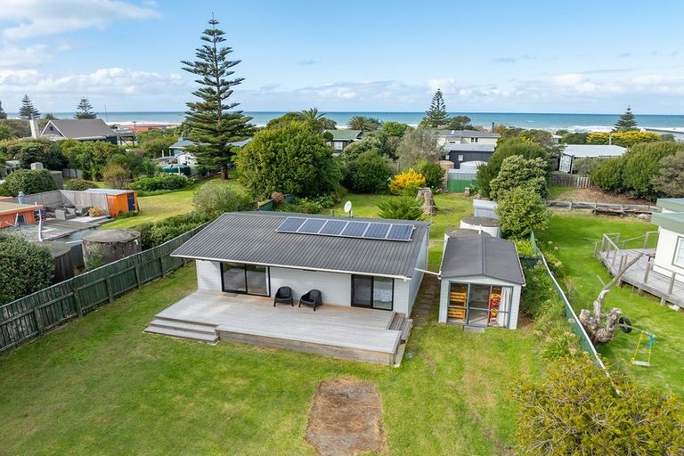 Photo of property in 33 Pinedale Crescent, Riversdale Beach, Masterton, 5872