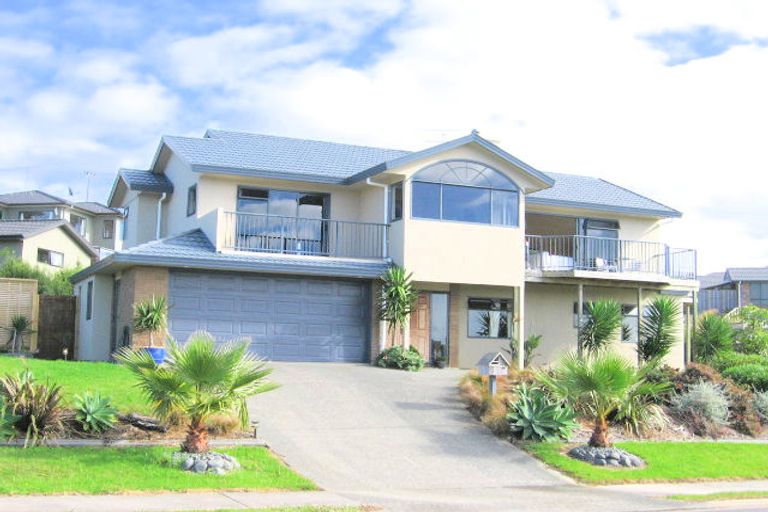 Photo of property in 35 Roberta Crescent, Orewa, 0931