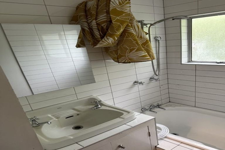 Photo of property in 1 Piha Road, Piha, New Lynn, 0772