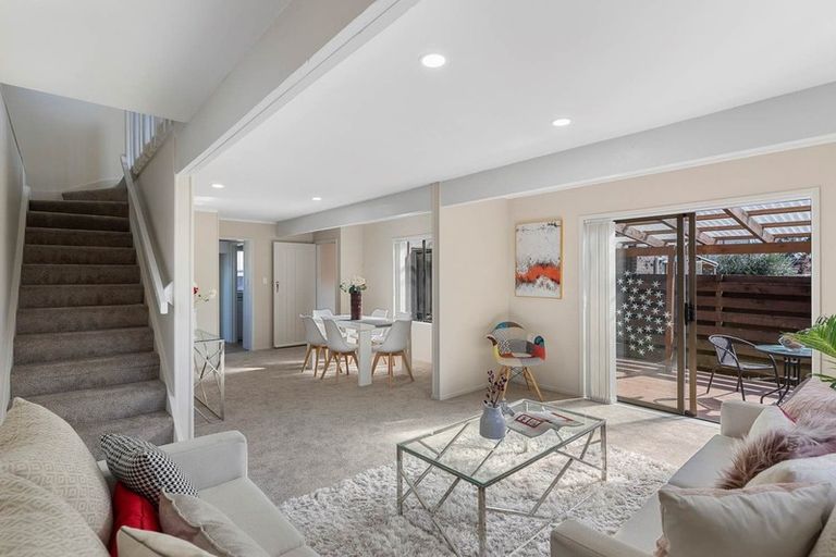 Photo of property in 1/13 Challen Close, Conifer Grove, Takanini, 2112