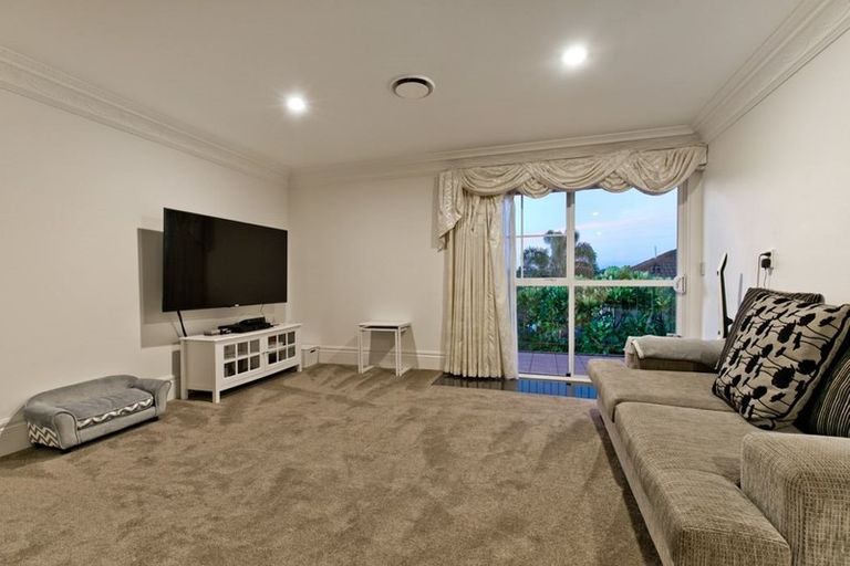 Photo of property in 18 Mansion Court, West Harbour, Auckland, 0618
