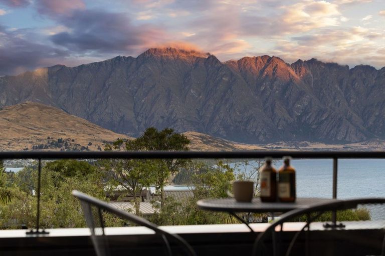 Photo of property in Alpine Meadows Apartments, 135w Fernhill Road, Fernhill, Queenstown, 9300