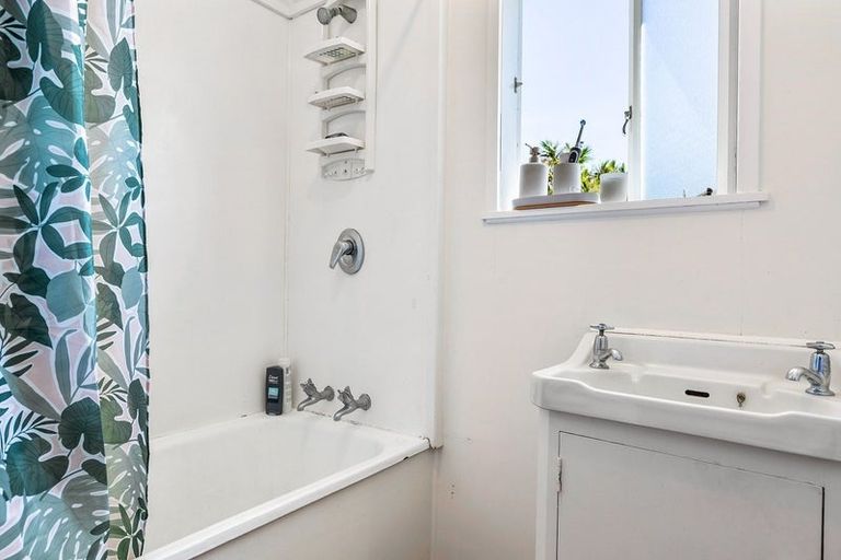 Photo of property in 58 Helena Street, Massey, Auckland, 0614