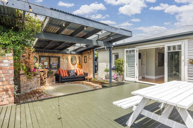 Photo of property in 8 Craigbank Avenue, New Lynn, Auckland, 0600