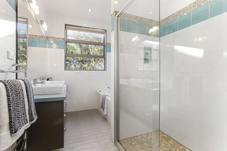 Photo of property in 7 Vaughan Crescent, Murrays Bay, Auckland, 0630