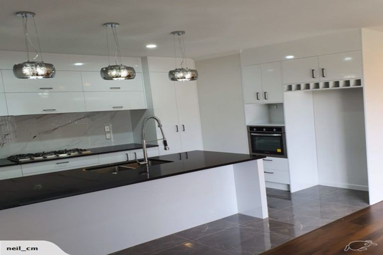 Photo of property in 20 Vinistra Road, Kumeu, 0810