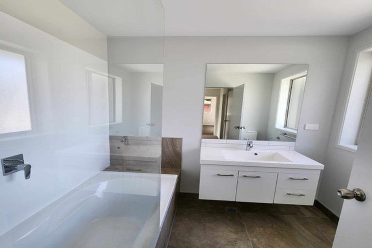 Photo of property in 4a Bosun Place, Te Atatu Peninsula, Auckland, 0610