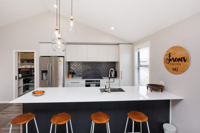 Photo of property in 4 Sardinia Grove, Fitzherbert, Palmerston North, 4410