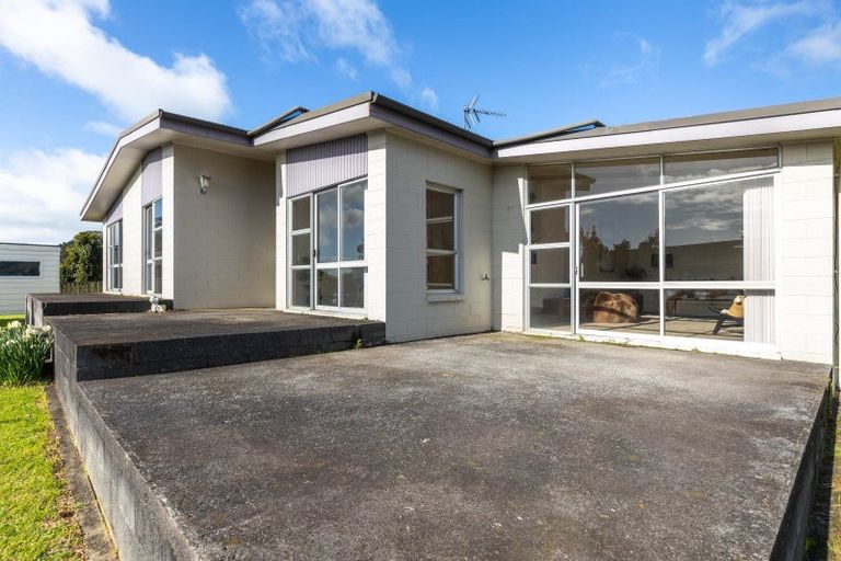 Photo of property in 108 Riversdale Drive, Merrilands, New Plymouth, 4312