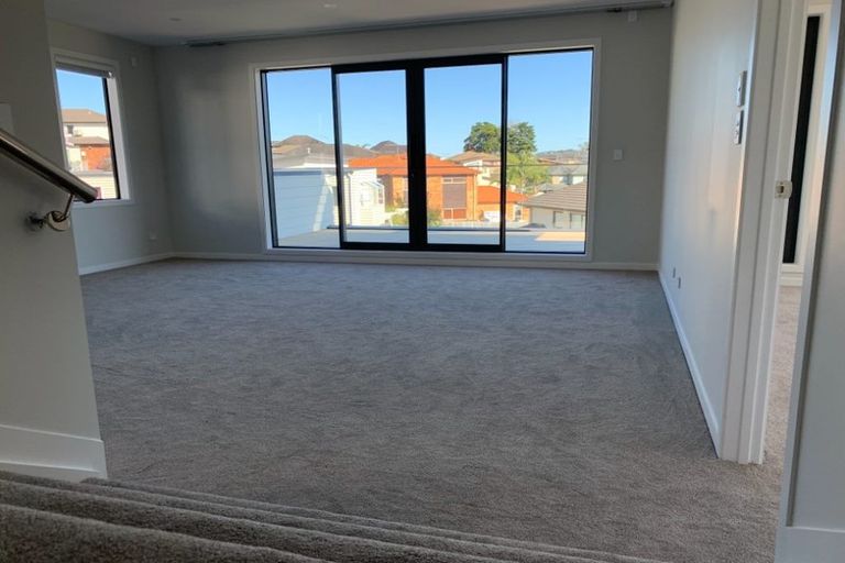 Photo of property in 5 May Potter Close, Oteha, Auckland, 0632