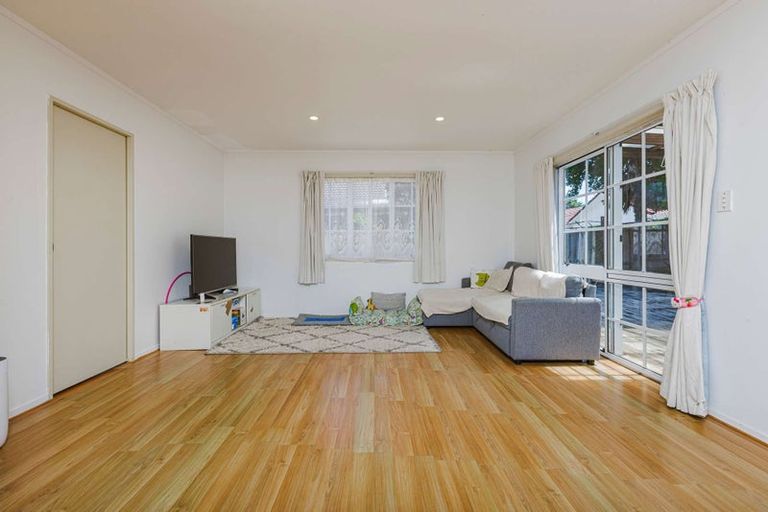 Photo of property in 2/51 Jillteresa Crescent, Half Moon Bay, Auckland, 2012