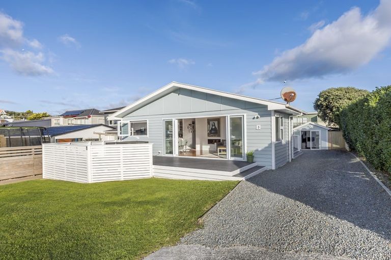 Photo of property in 3 Terrace Road, Titahi Bay, Porirua, 5022