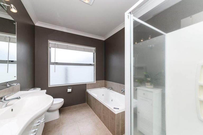 Photo of property in 1 Tennyson Avenue, Kelvin Grove, Palmerston North, 4414