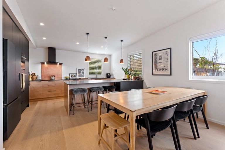 Photo of property in 37a Parr Terrace, Castor Bay, Auckland, 0620