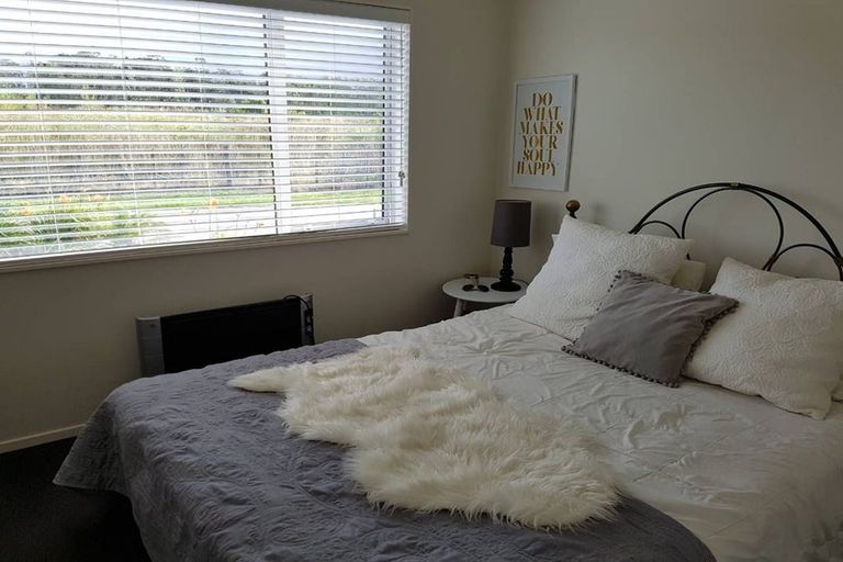 Photo of property in 44b Gilbransen Road, Kumeu, 0810