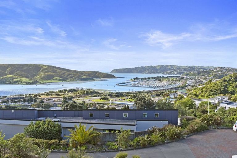 Photo of property in 32 Paremata Drive, Paremata, Porirua, 5024