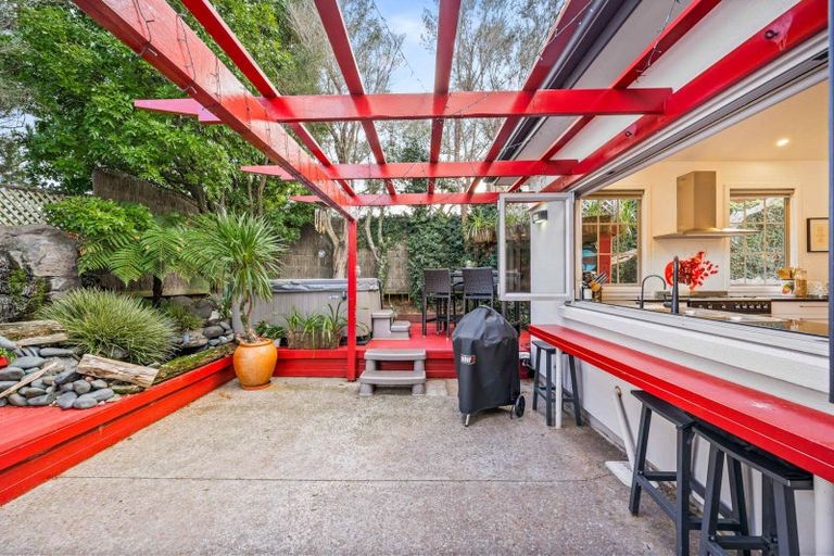 Photo of property in 52 Rising Parade, Fairview Heights, Auckland, 0632