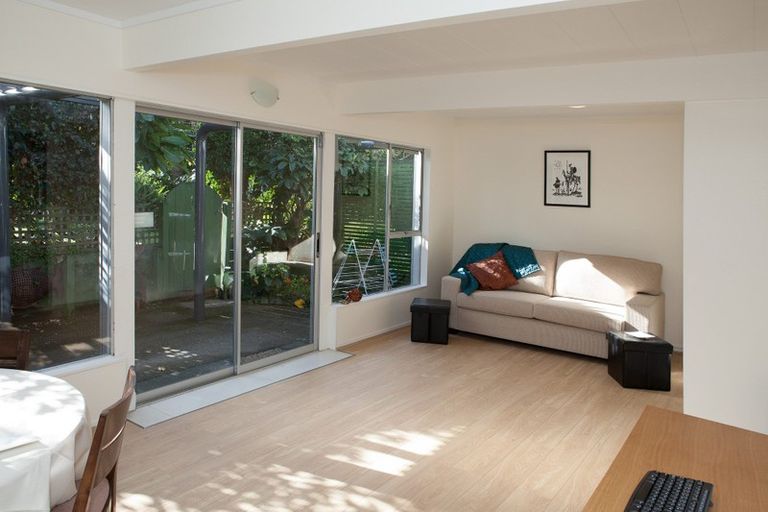Photo of property in 9/18 Parr Terrace, Castor Bay, Auckland, 0620