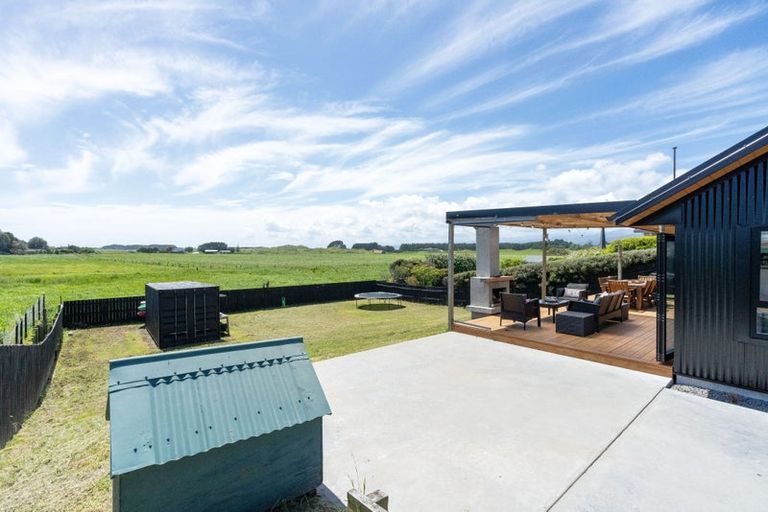 Photo of property in 7 Sand Dune Grove, Waikawa Beach, Manakau, 5573