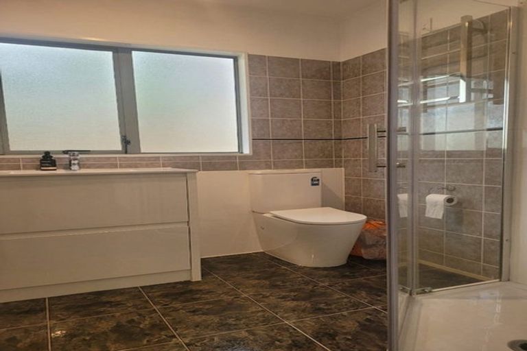 Photo of property in 1/19 Goldfinch Rise, Unsworth Heights, Auckland, 0632