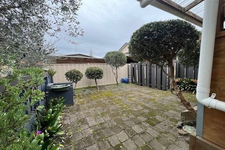 Photo of property in 2/8 Putney Place, Ranui, Auckland, 0612