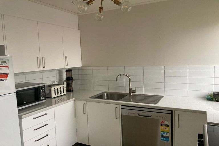 Photo of property in 5/4 Stewart Drive, Newlands, Wellington, 6037