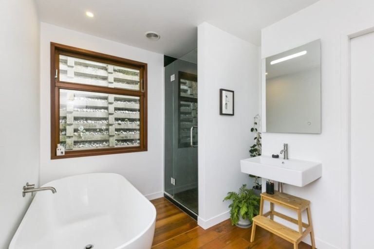 Photo of property in 11 Fortification Road, Karaka Bays, Wellington, 6022