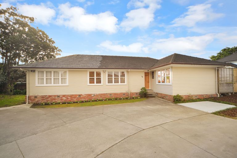 Photo of property in 30a Enderby Drive, Te Atatu Peninsula, Auckland, 0610